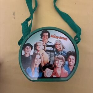 RARE COLLECTIBLE BRADY BUNCH TIN PURSE / CONTAINER WITH STRAP